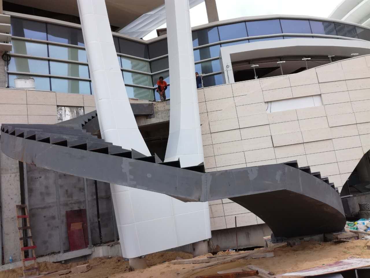 Atlantis Sanya · Outdoor curved staircase and column