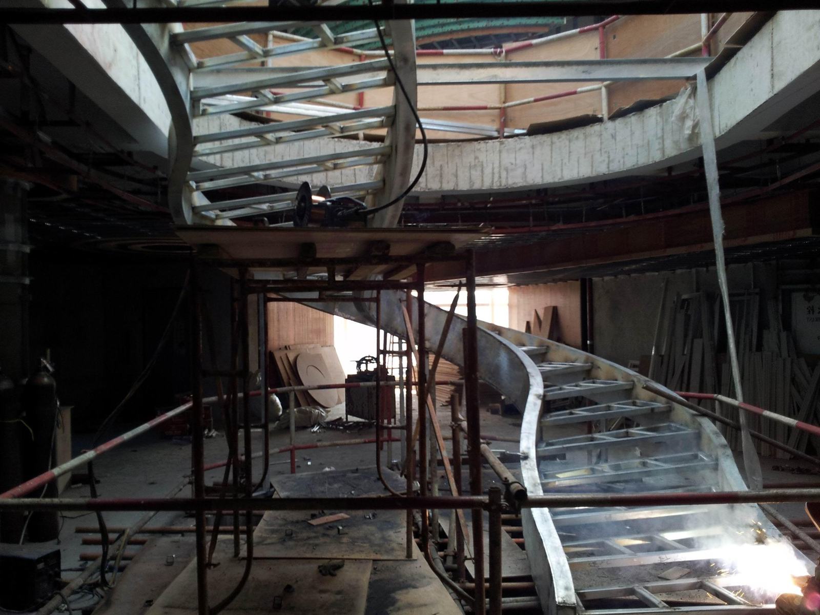 Dong'ao Island hotel, Zhuhai · Helical stringers and treads during installation