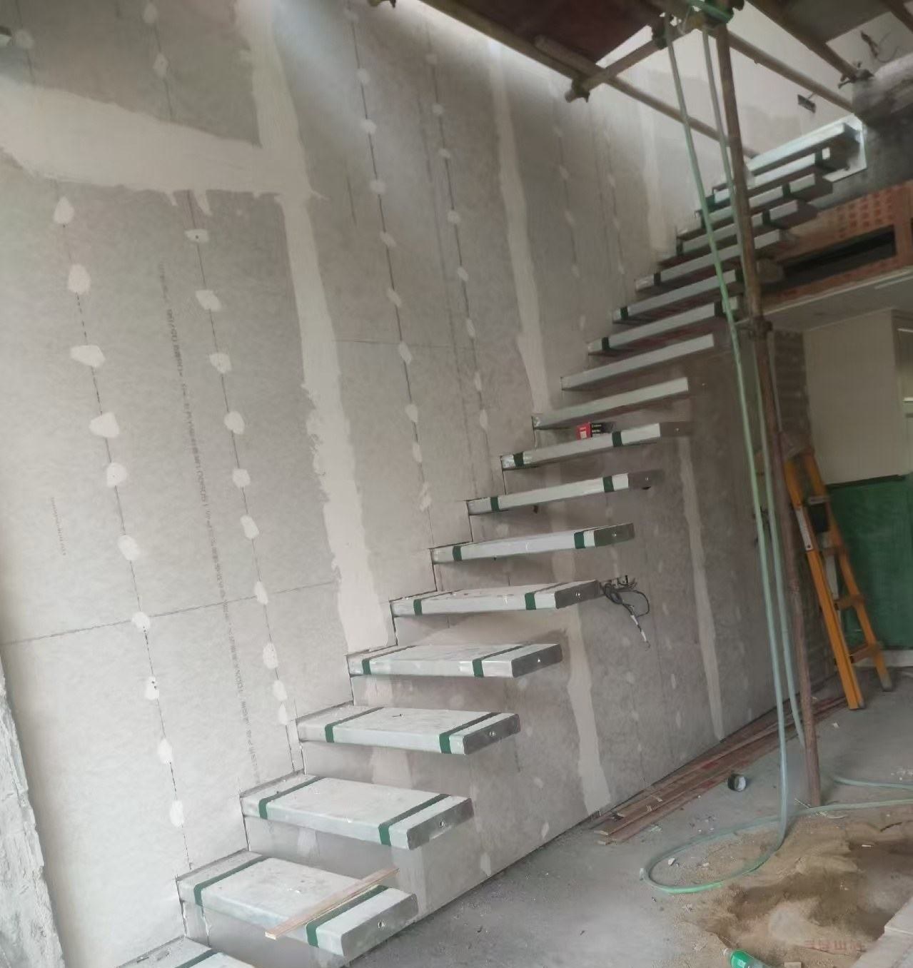 塘厦三正半山温泉酒店 · 独立踏步与墙侧连接安装