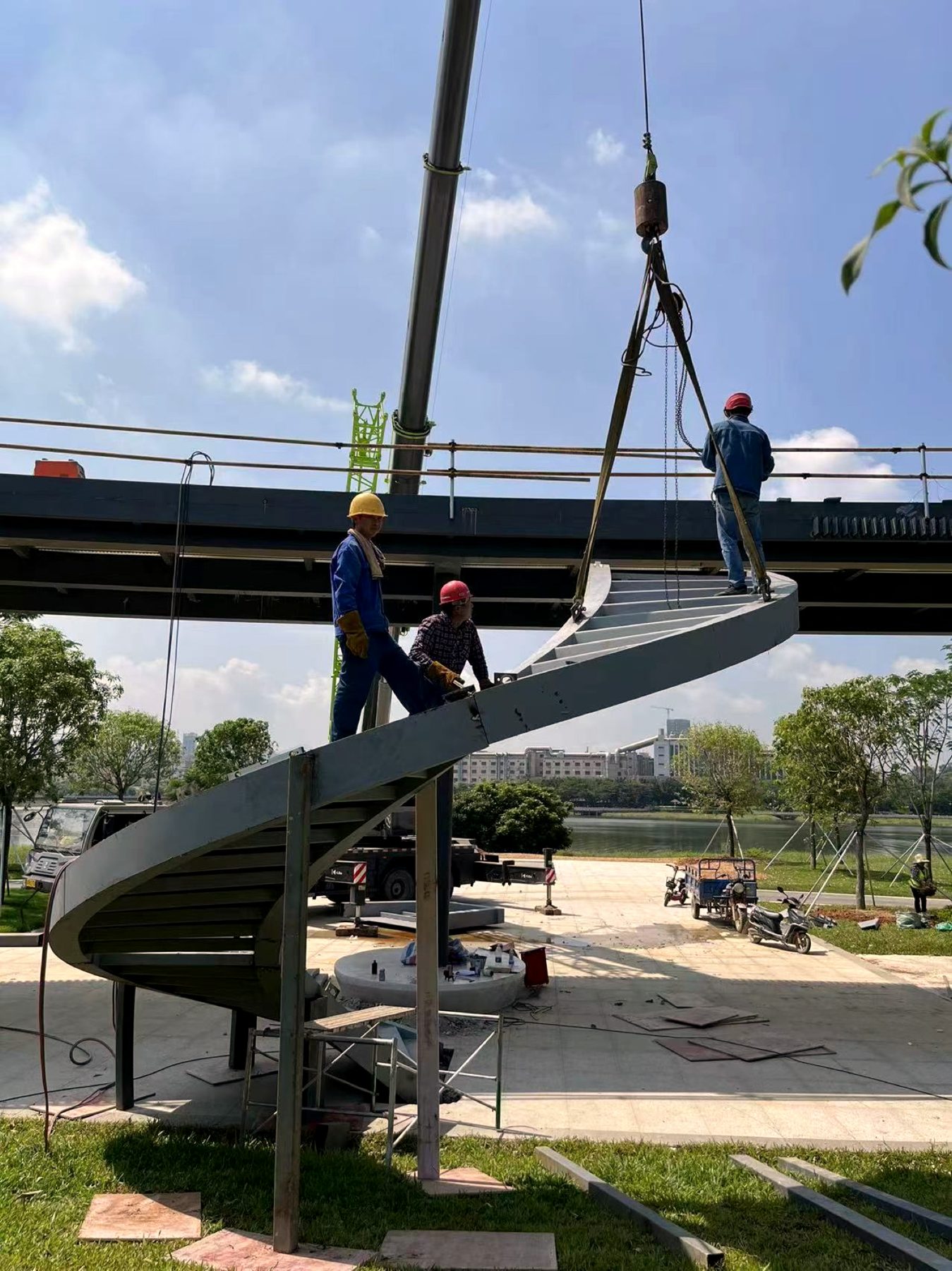 Helical staircase, public park — Minghu Park, Shenzhen