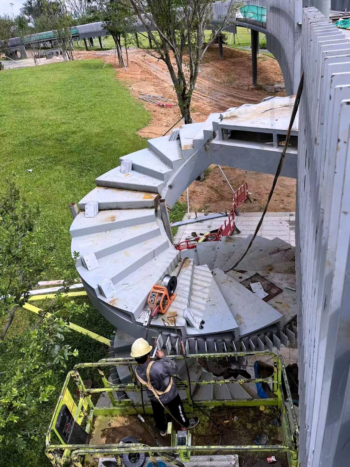 Helical staircase, public park — Minghu Park, Shenzhen